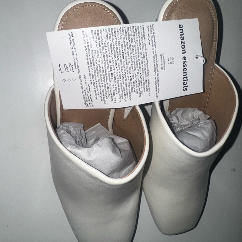 New Amazon Essentials White Mules with Black Heals 7.5 Women's - Picture 5 of 6